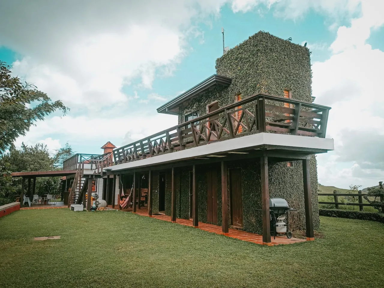 Fachada de la villa cubierta de plantas