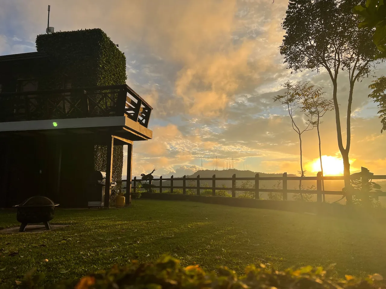 Jardín y fachada de Rincones del Mogote al atardecer