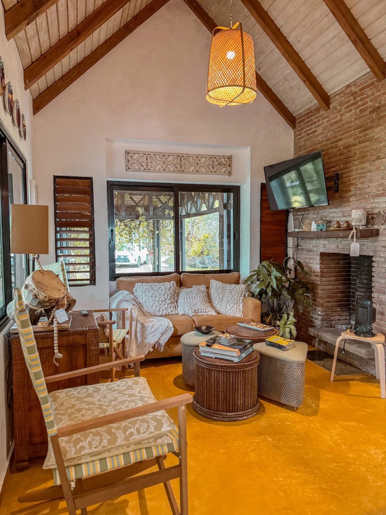 Sala de la villa con chimenea y techos altos