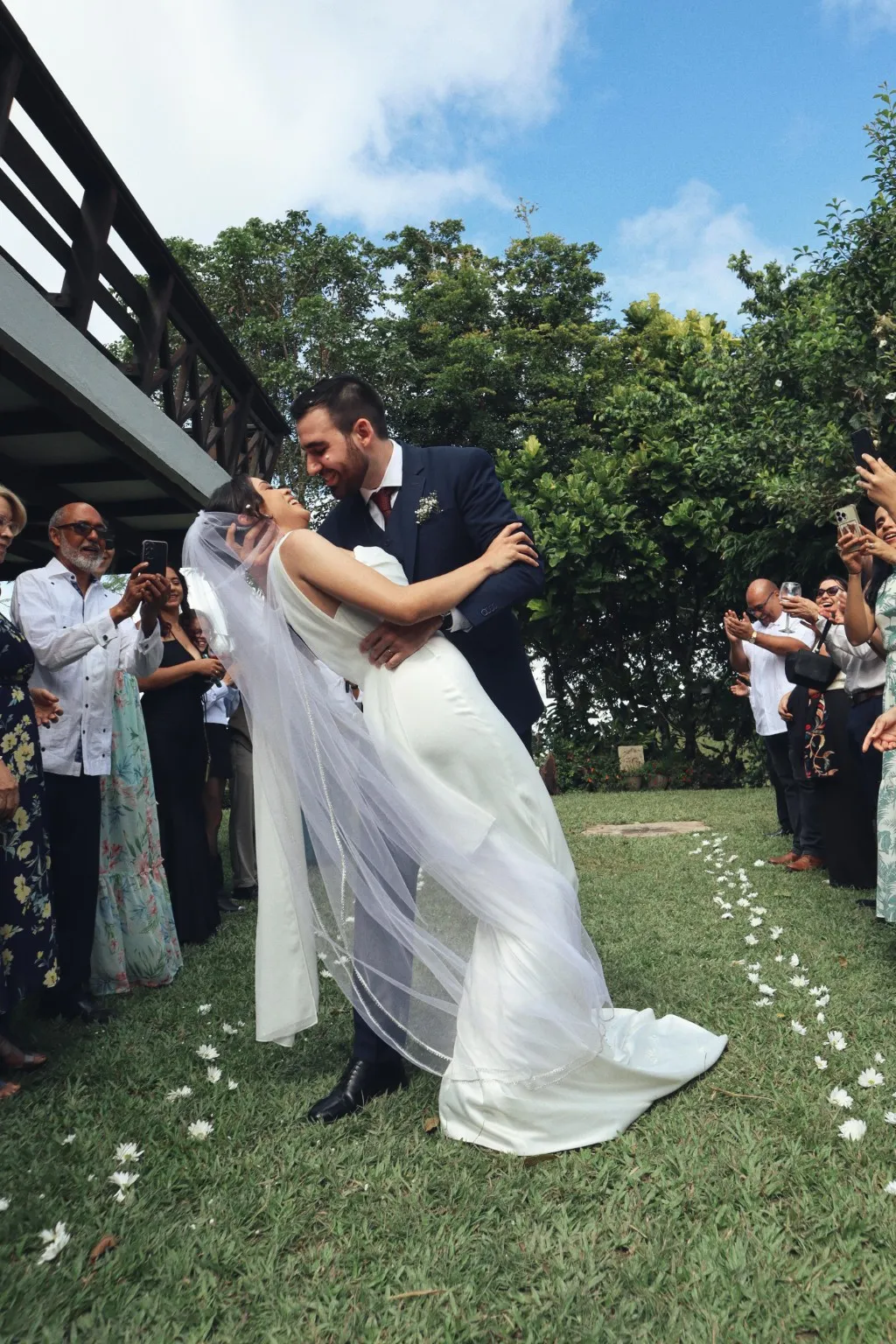 Pareja de novios bailando en el jardín de Rincones del Mogote