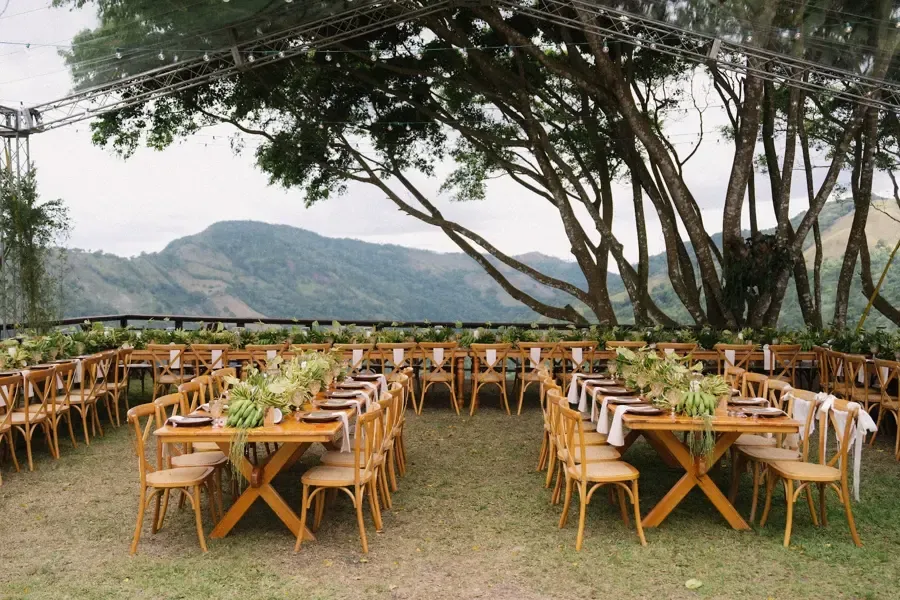 Montaje de boda entre árboles en La Suiza del Mogote